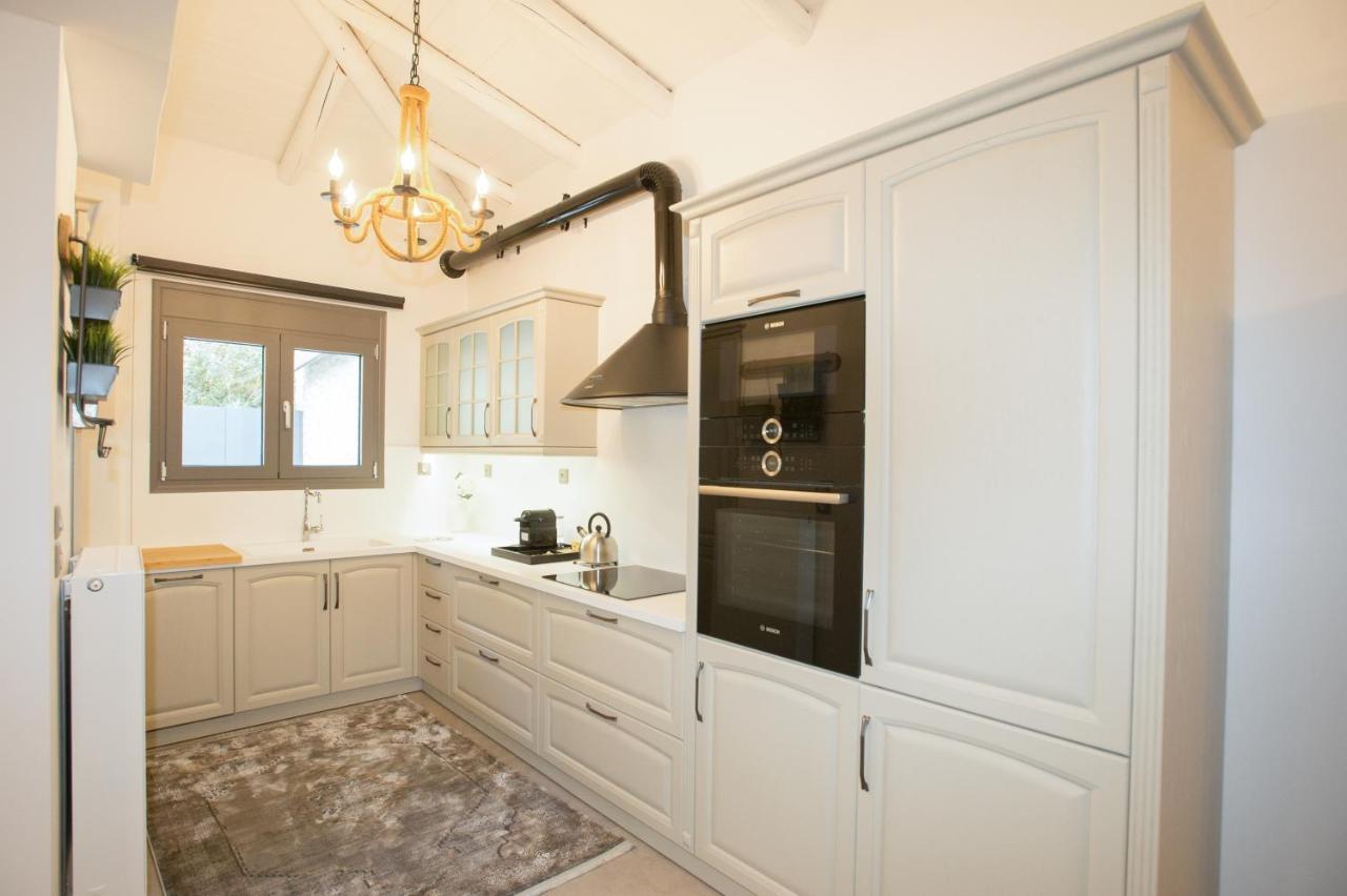 Dolphin Villa Peraía Екстериор снимка