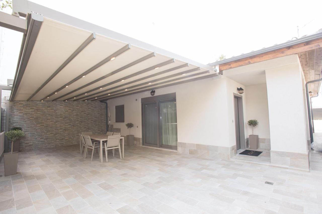 Dolphin Villa Peraía Екстериор снимка