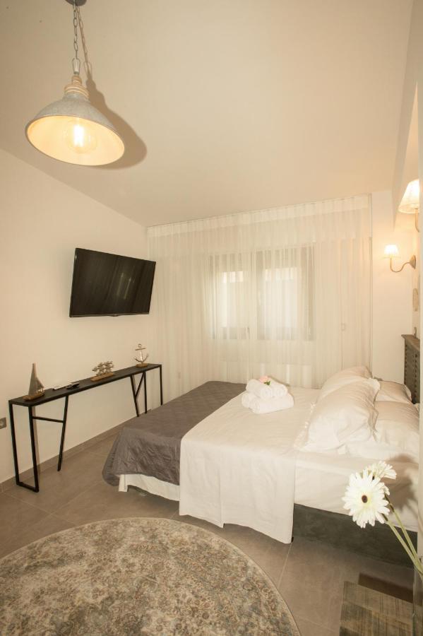 Dolphin Villa Peraía Екстериор снимка