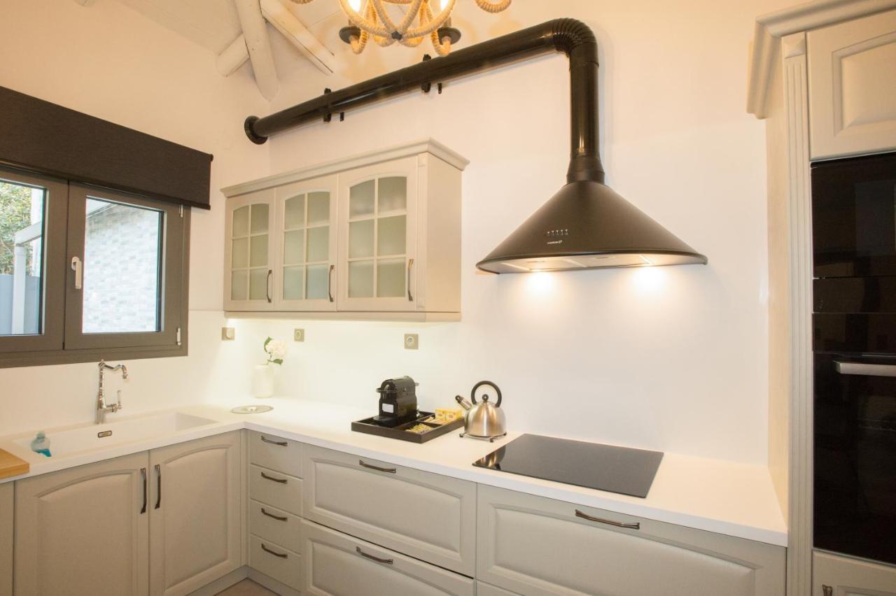Dolphin Villa Peraía Екстериор снимка